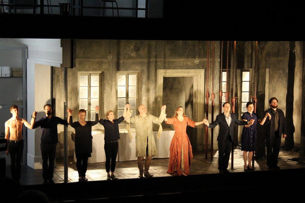 "Written on Skin" à l'Opéra Comique. De droite à gauche, Allan Clayton, Victoria Simmonds, Iestyn Davis, Barbara Hannigan et Christopher Purves. Photo : Josée Novicz.